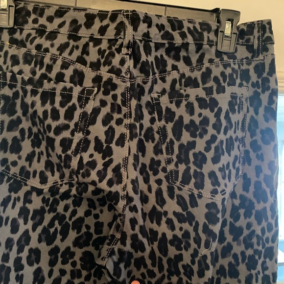 size 14 skinny leg, curvy pants. NWOT. Animal print in black/gray jeggings - Picture 3 of 9